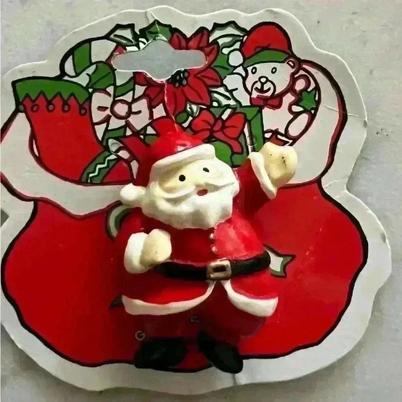 2 vintage plastic Christmas brooches (Santa and Christmas tree) - Picture 1 of 3